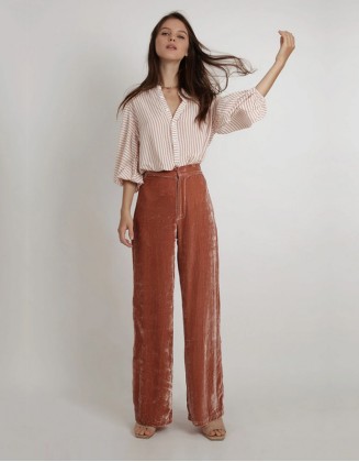 Associez un haut à manches courtes à un tailleur en jean pour toutes les occasions