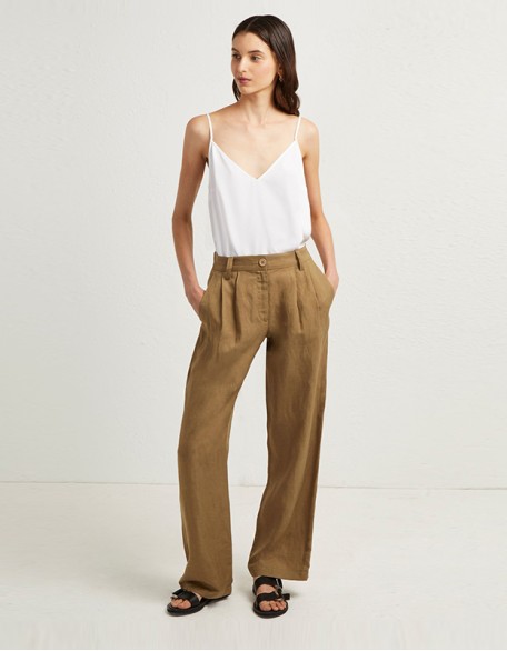 Associez un gilet vibrant à un tailleur-pantalon pour mettre en valeur votre silhouette dynamique