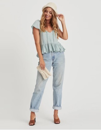 Associez un haut à manches courtes à un tailleur en jean pour toutes les occasions