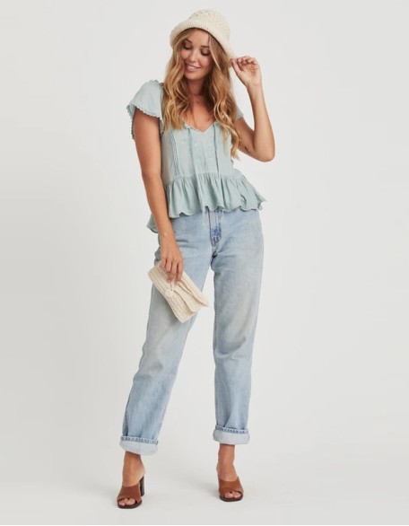 Associez un haut à manches courtes à un tailleur en jean pour toutes les occasions